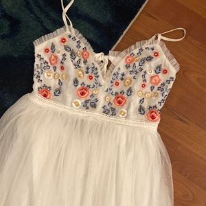 Style formal embroidered dress with tulle skirt